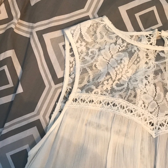 Beautiful lacy white top - Picture 3 of 6